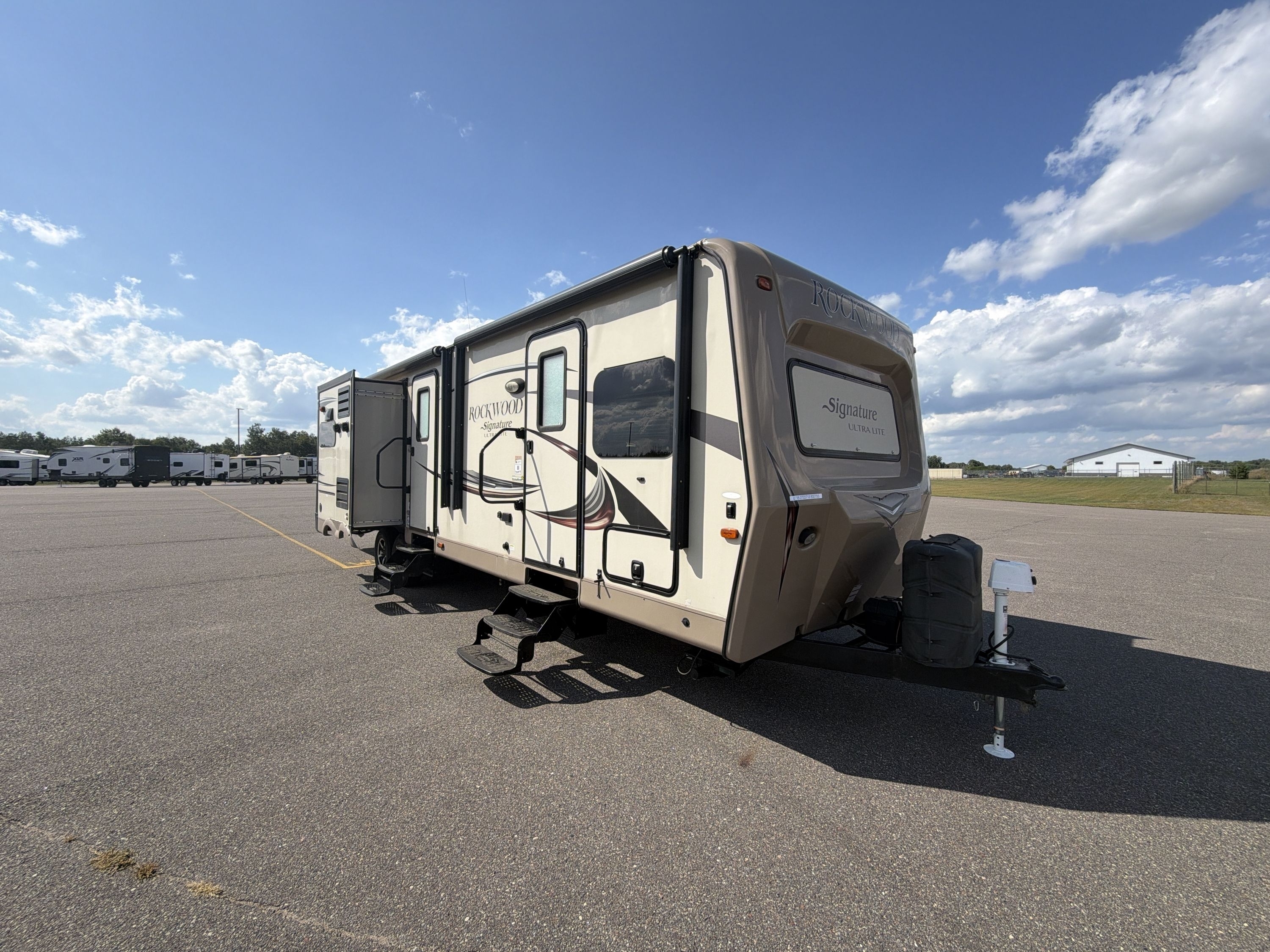 2015 Forest River ROCKWOOD SIGNATURE ULTRA LITE 8327SS in little falls MN