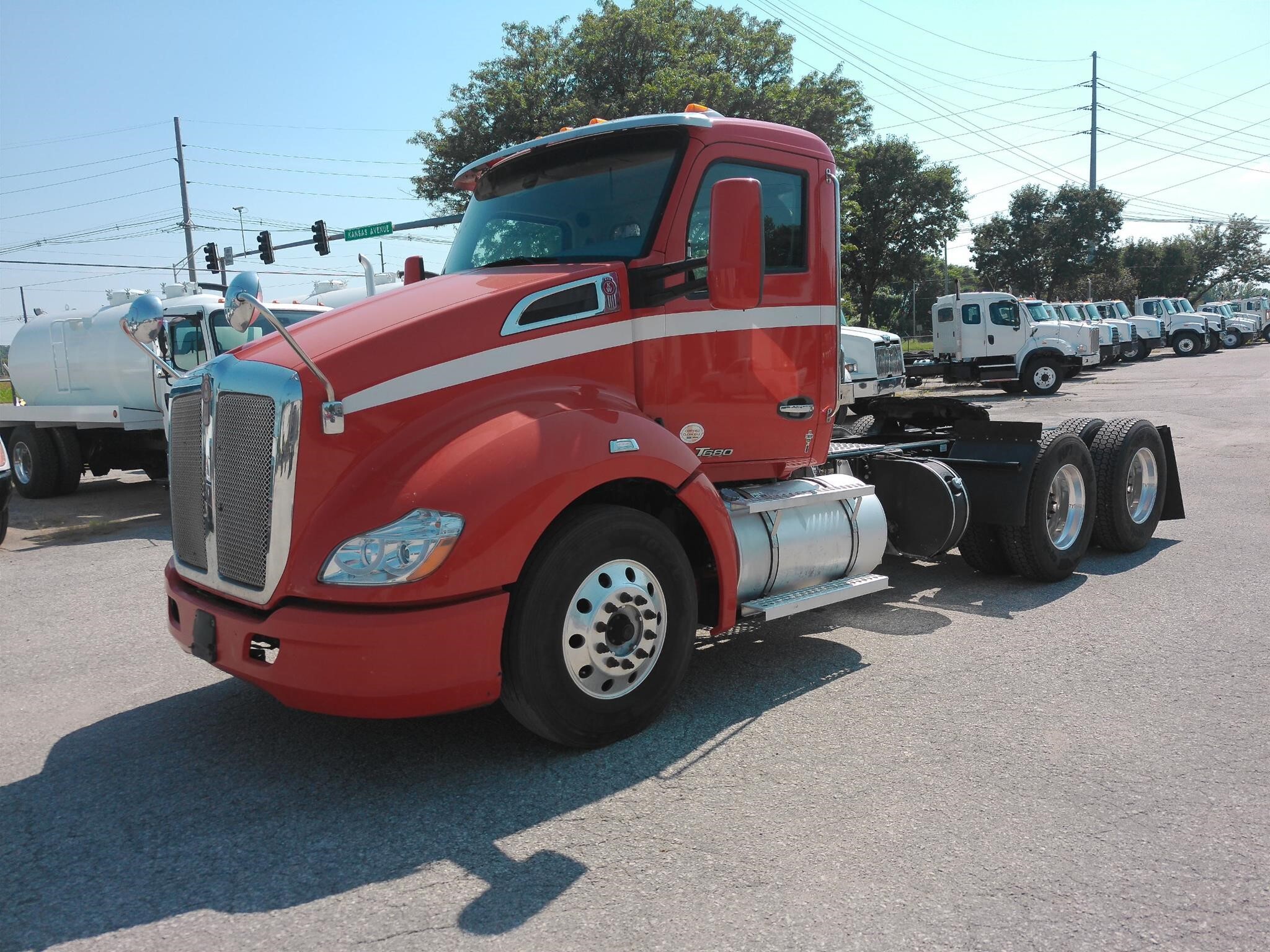 2019 KENWORTH T680 in Kansas City, KS