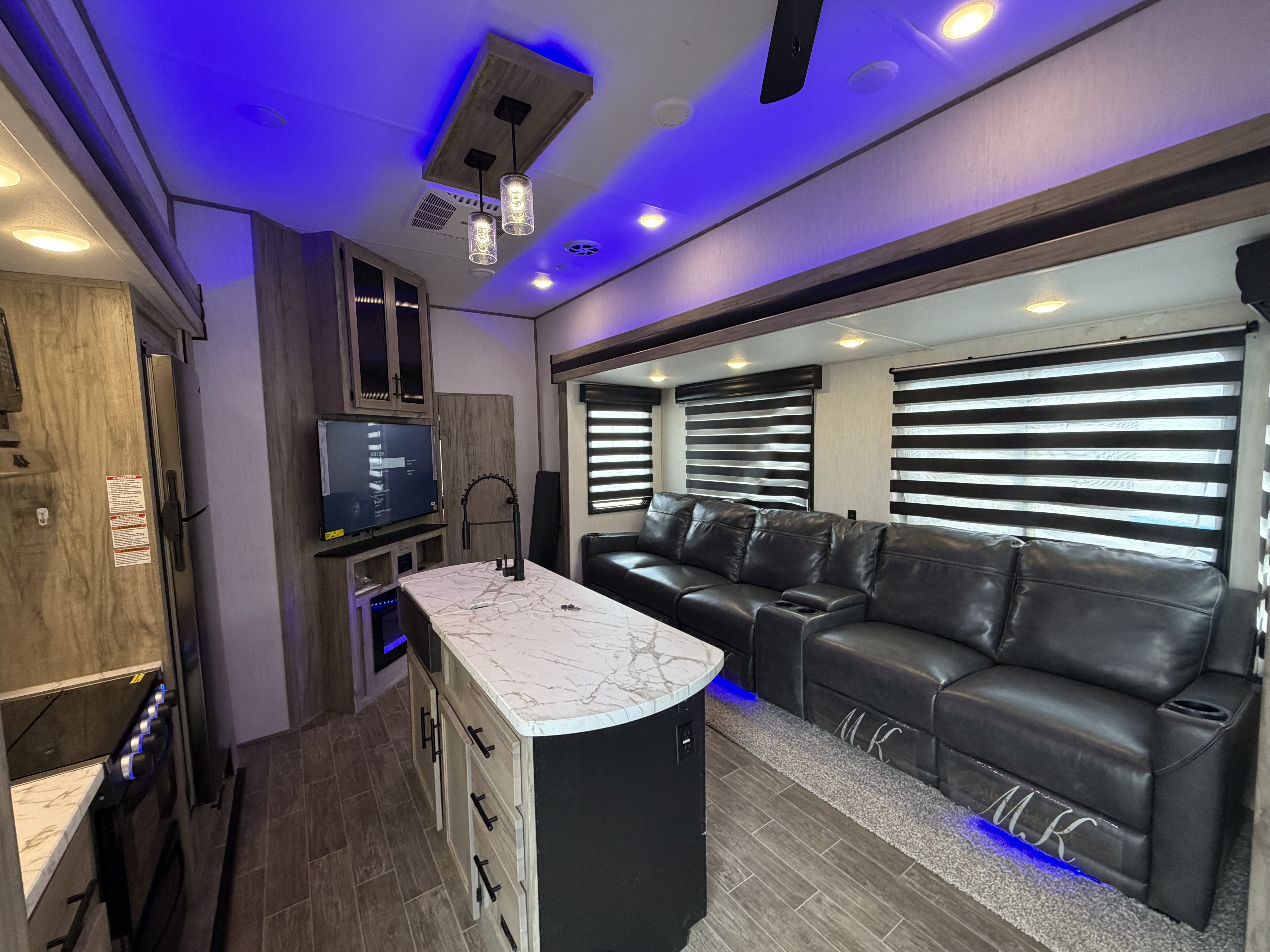 2022 Forest River CHEROKEE ARCTIC WOLF 3770 SUITE RV