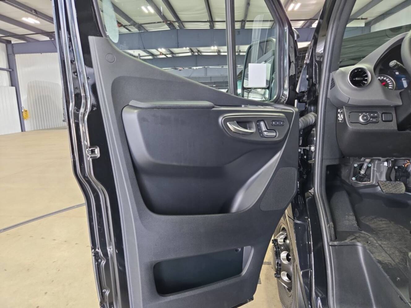 A photo of this 2027 Ultimate Toys LIMO OB PRO