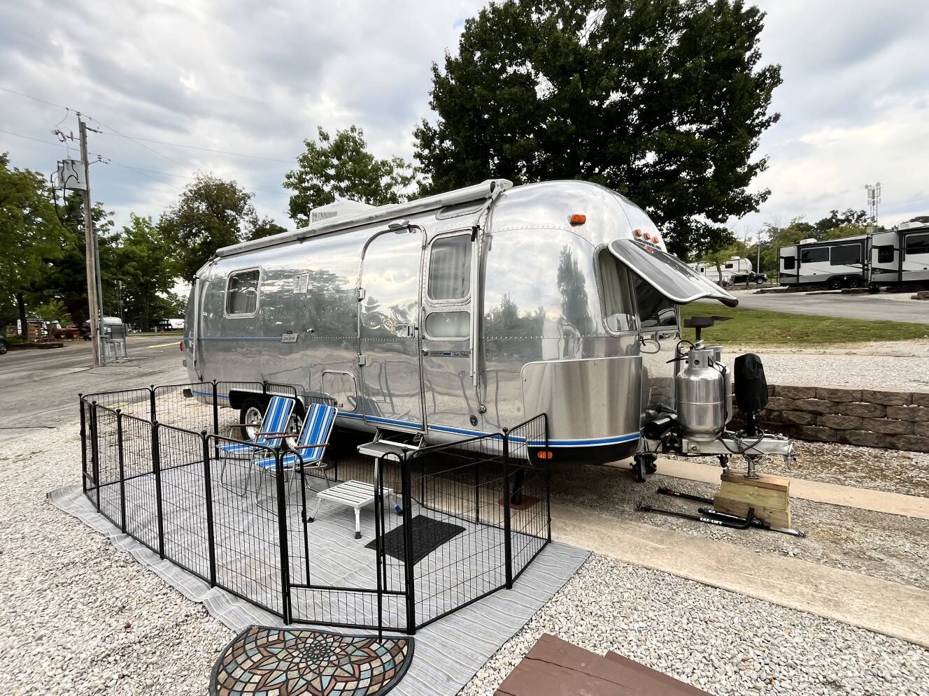 A photo of this 1976 Airstream LAND YACHT 25