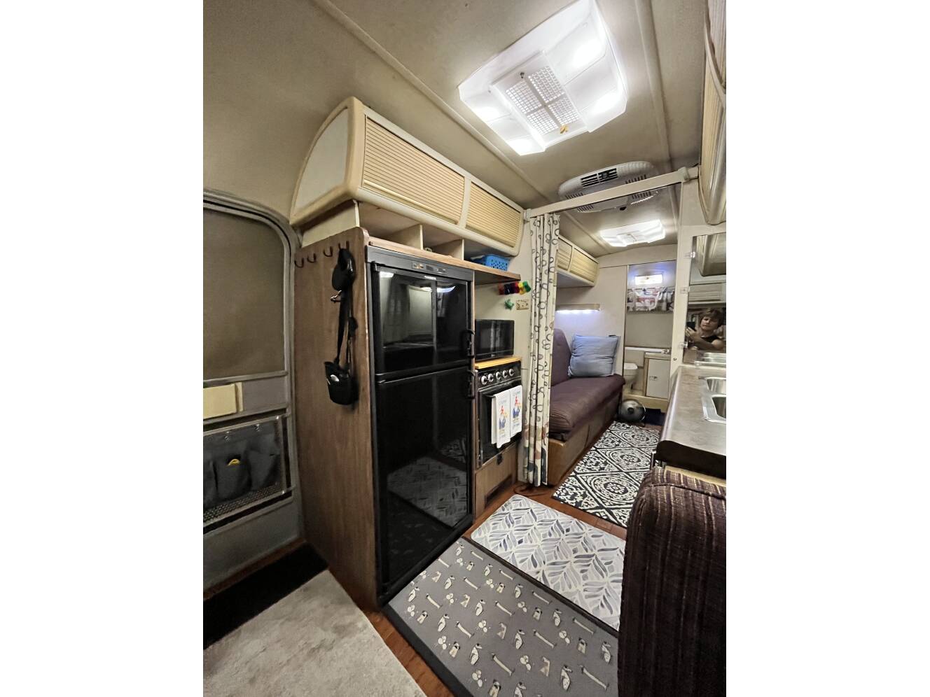 A photo of this 1976 Airstream LAND YACHT 25
