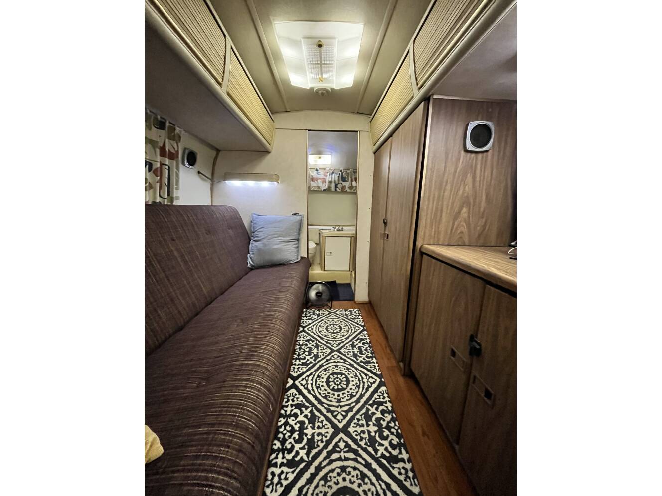 A photo of this 1976 Airstream LAND YACHT 25