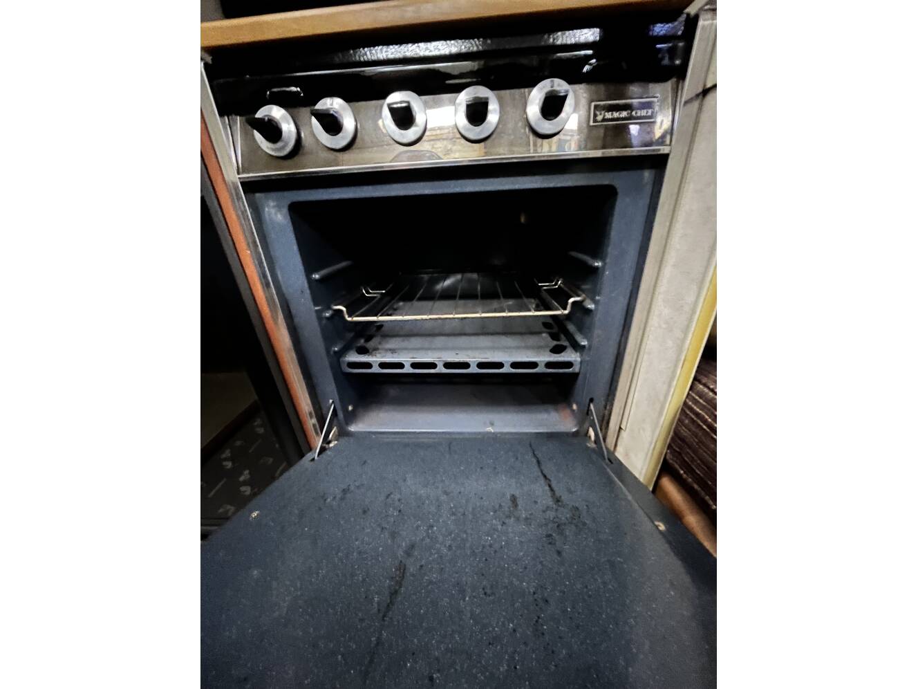 A photo of this 1976 Airstream LAND YACHT 25