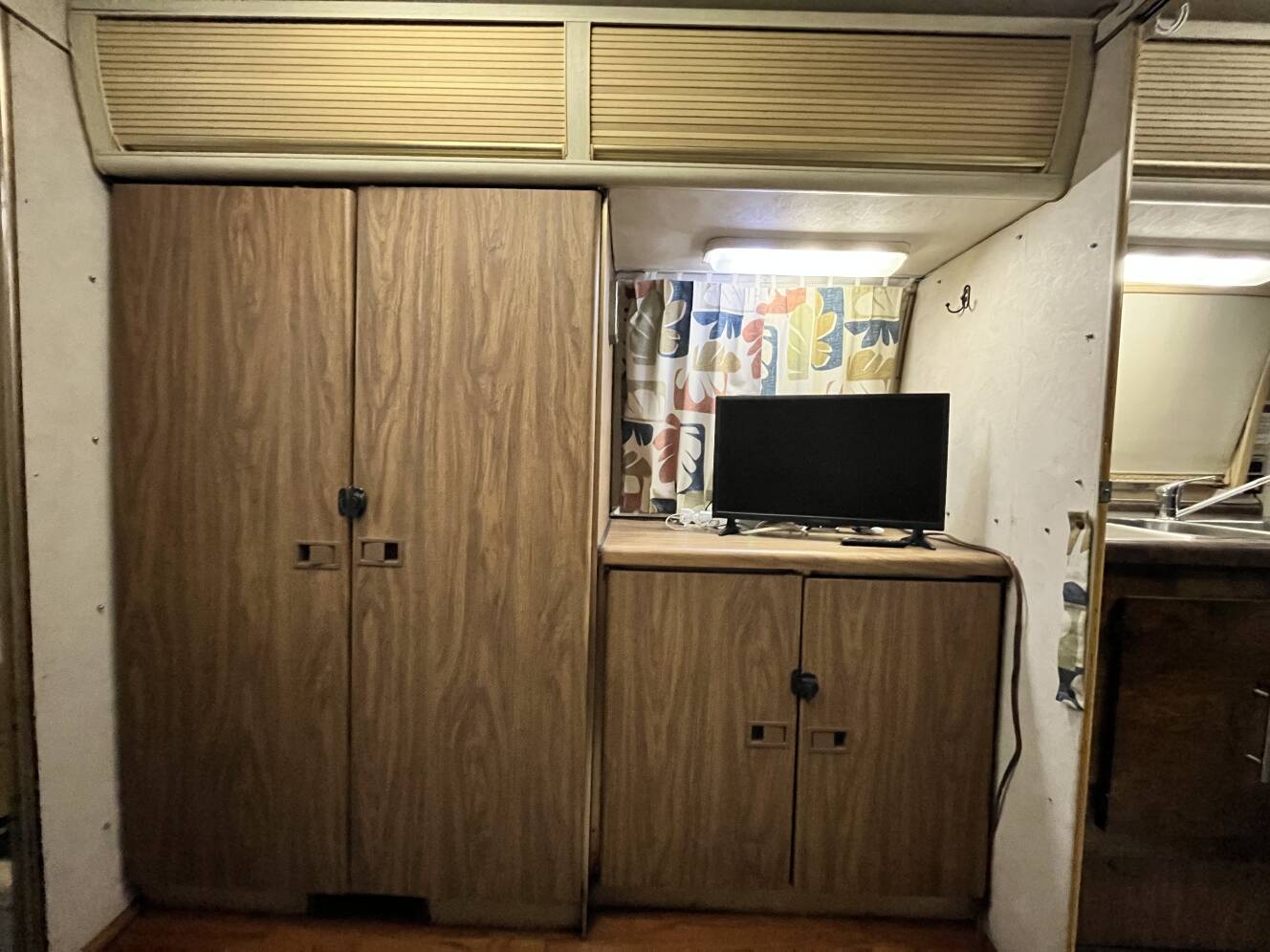A photo of this 1976 Airstream LAND YACHT 25