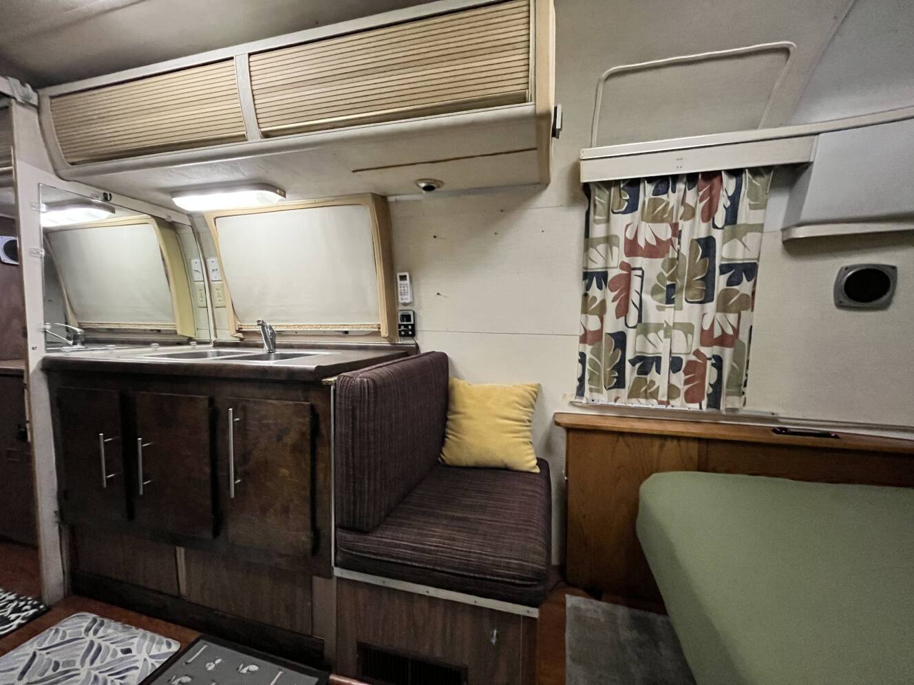 A photo of this 1976 Airstream LAND YACHT 25