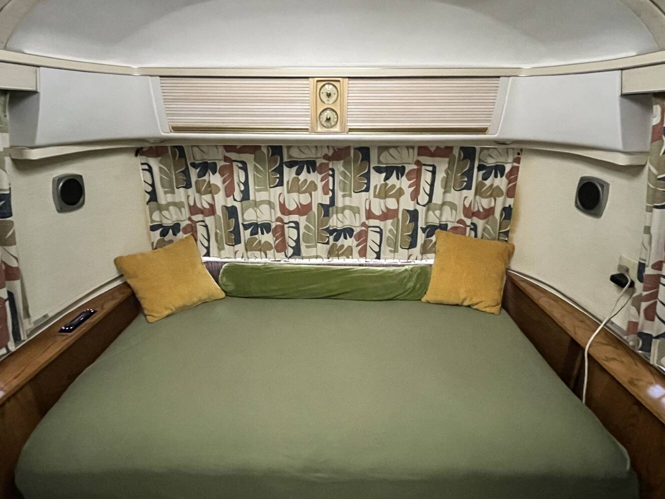 A photo of this 1976 Airstream LAND YACHT 25
