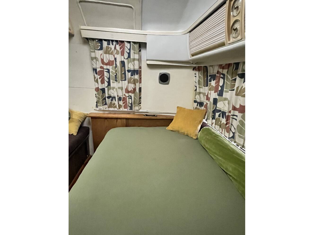 A photo of this 1976 Airstream LAND YACHT 25