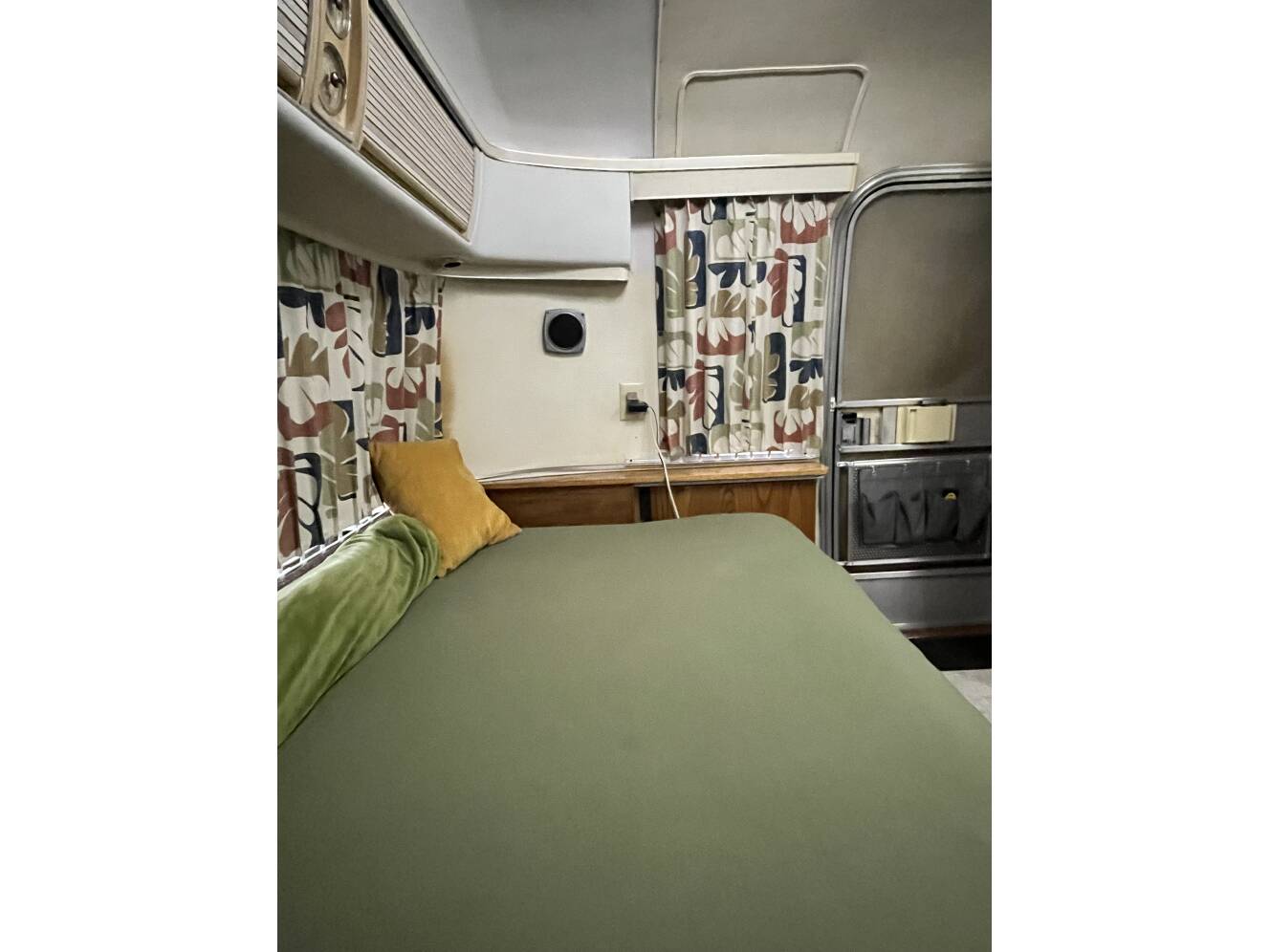 A photo of this 1976 Airstream LAND YACHT 25