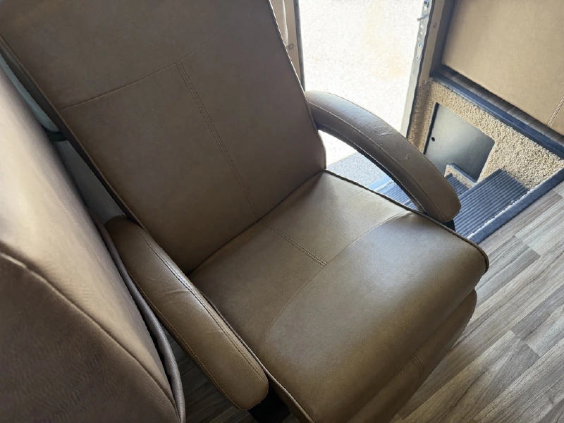 2018 THOR MOTOR COACH PALAZZO 33 2
