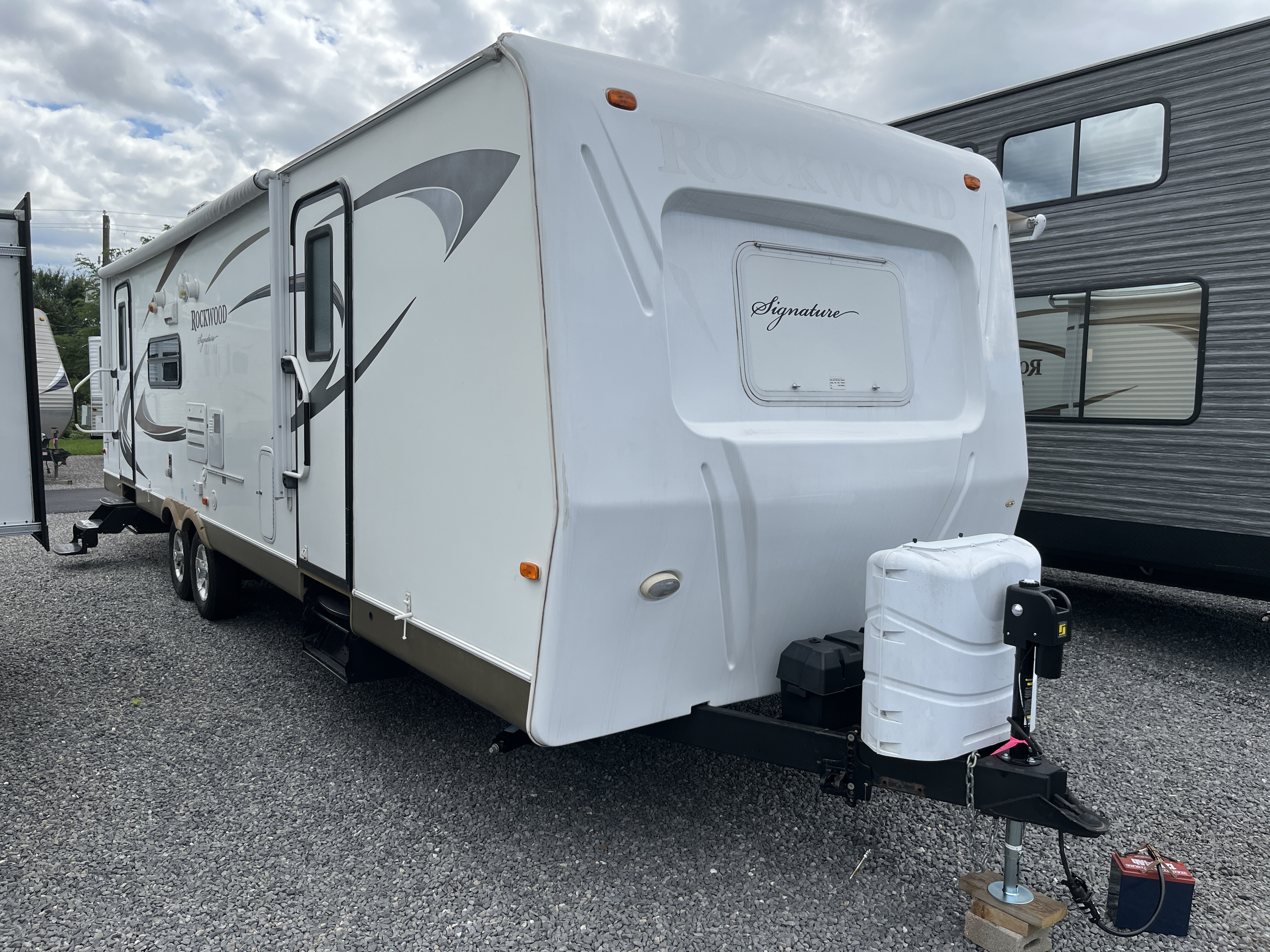 2011 Forest River Rockwood Signature Ultra Lite 8314BSS in west milton PA