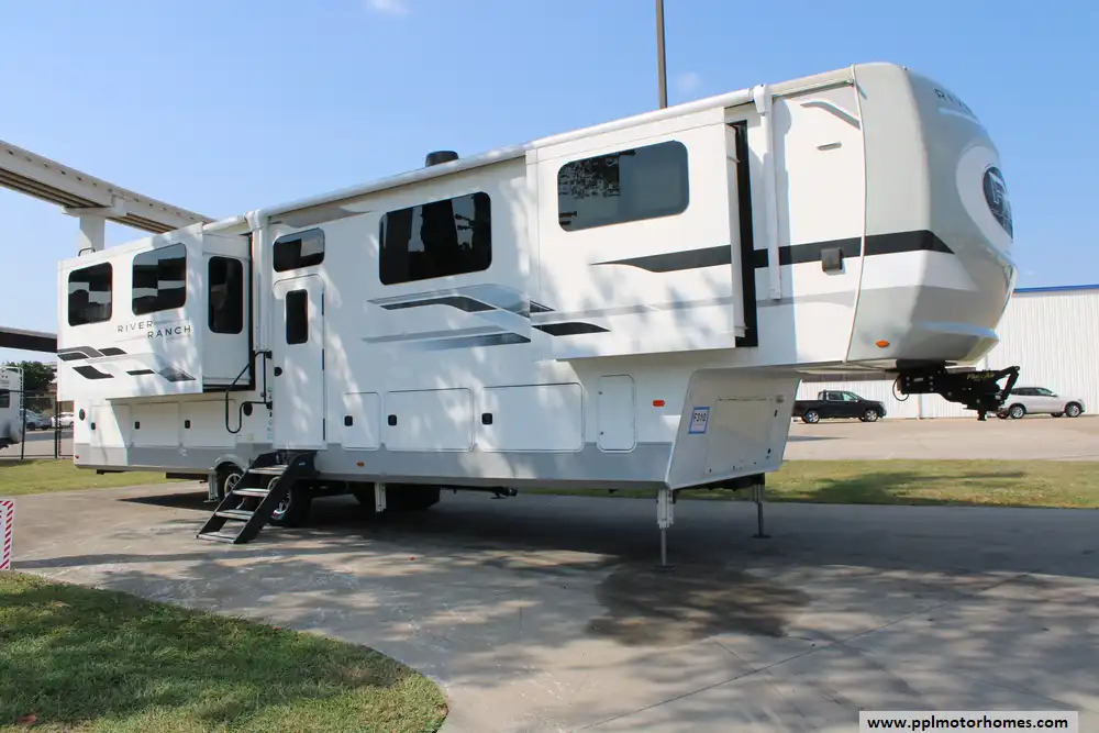 2021 Forest River Palomino River Ranch 390RL in houston TX