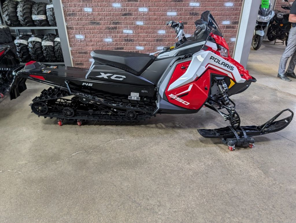 2027 Polaris  850 Switchback XC 146 1.35 Indy Red / White Lightning / 850 146 1.35 in dimondale MI