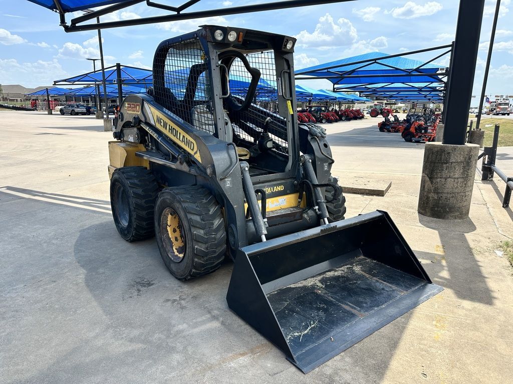 2016 New Holland Construction L220 in Fort Worth, TX