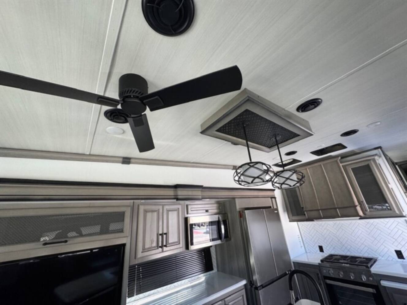 A photo of this 2024 Keystone MONTANA 3231CK