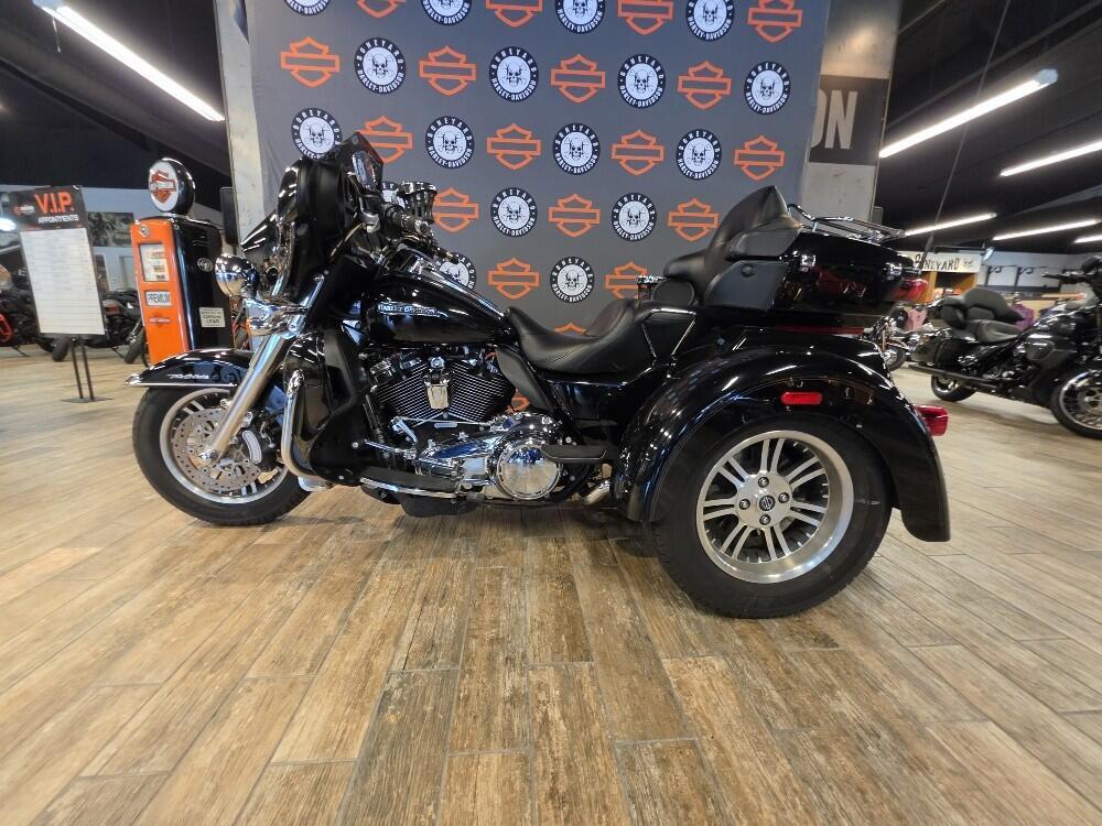 2018 Harley-Davidson Tri Glide Ultra ULTRA CLASSIC in Winterville, NC