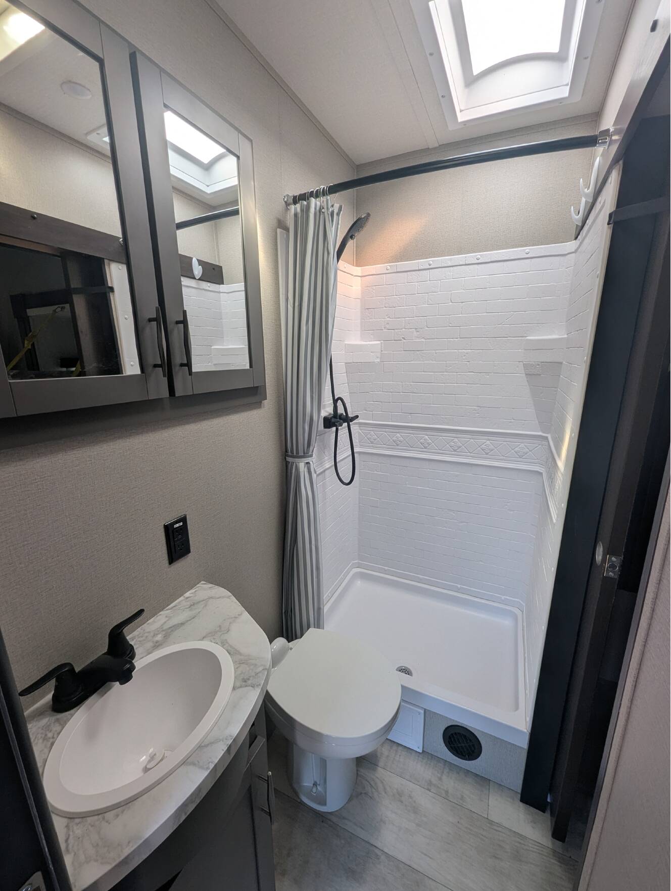 A photo of this 2022 Grand Design MOMENTUM G-CLASS 28G