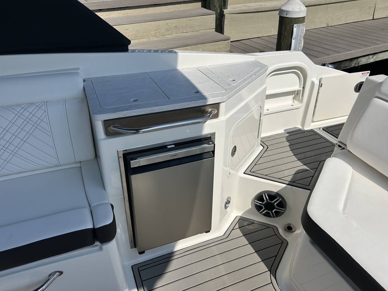 A photo of this 2027 Sea Ray SDX 290 Outboard
