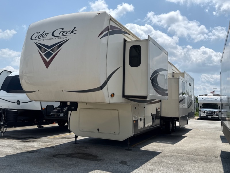 2021 Forest River Cedar Creek Silverback 37MBH in frankfort IL