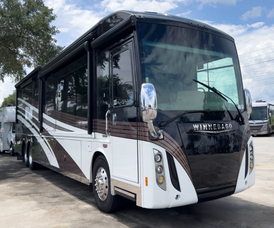 2017 Winnebago TOUR 42QD in sanford FL