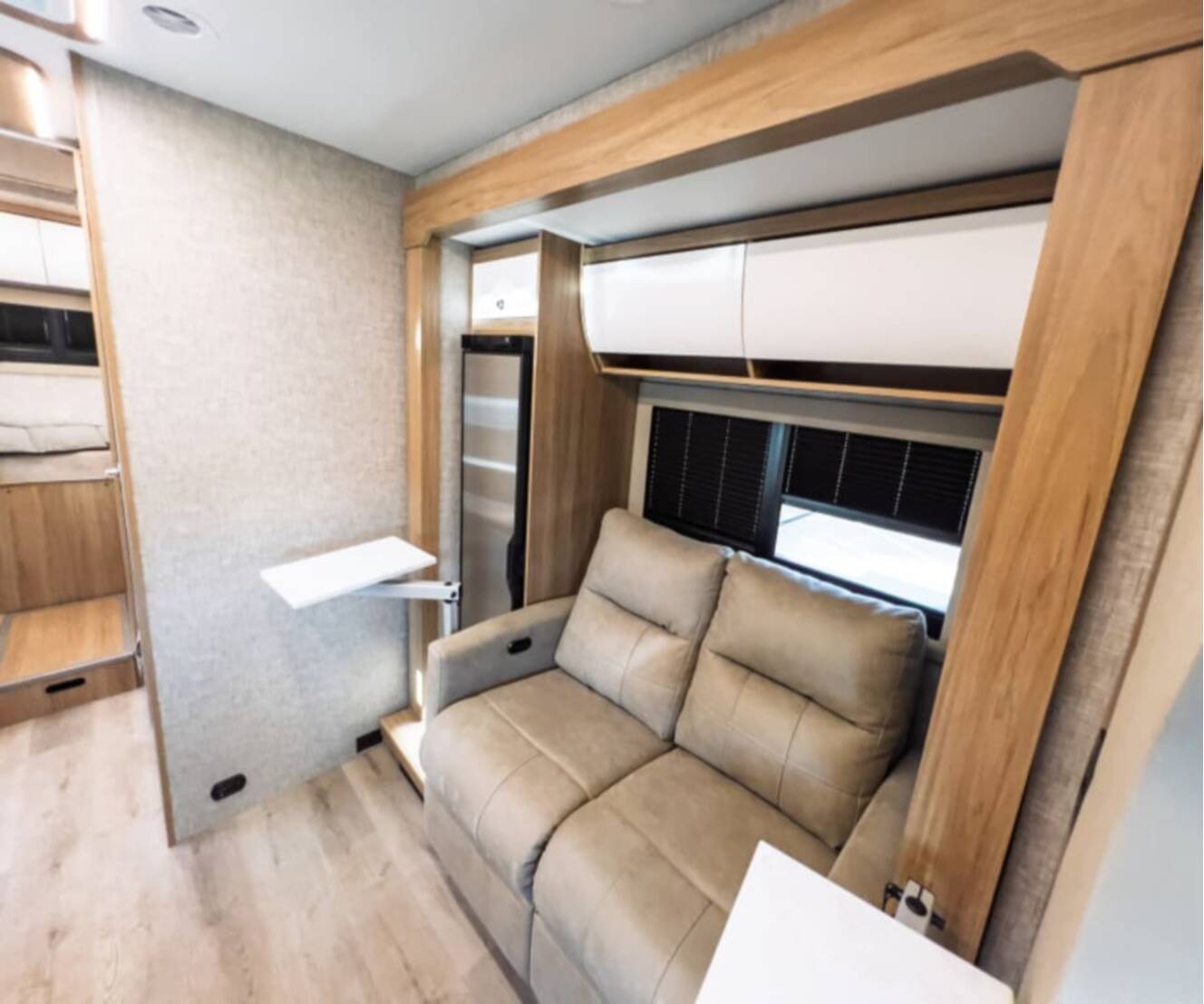A photo of this 2027 Tiffin WAYFARER 25XLW