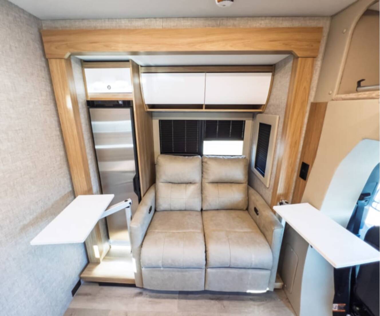 A photo of this 2027 Tiffin WAYFARER 25XLW