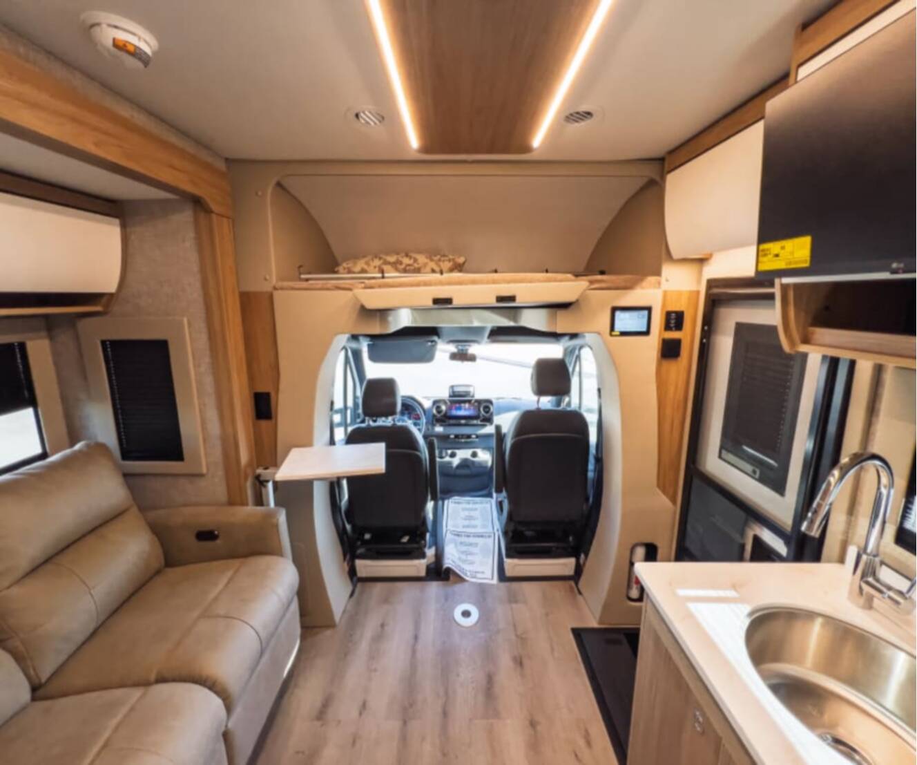A photo of this 2027 Tiffin WAYFARER 25XLW