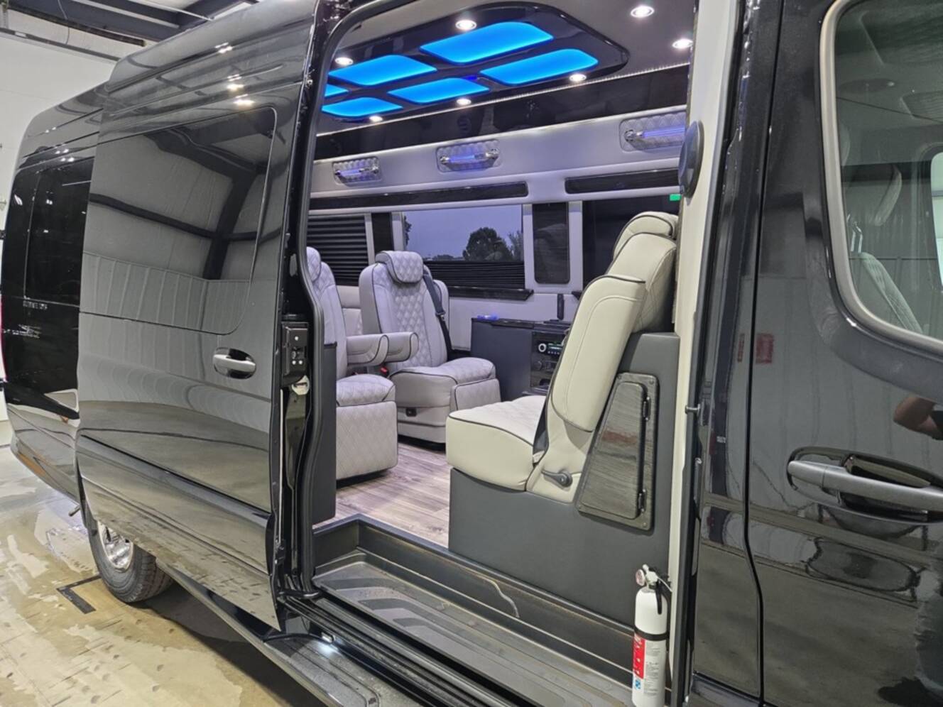 A photo of this 2027 Ultimate Toys LIMO J PRO