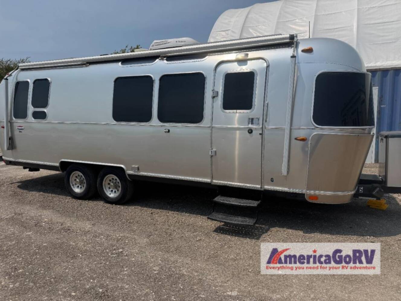 A photo of this 2016 Airstream International Signature 28