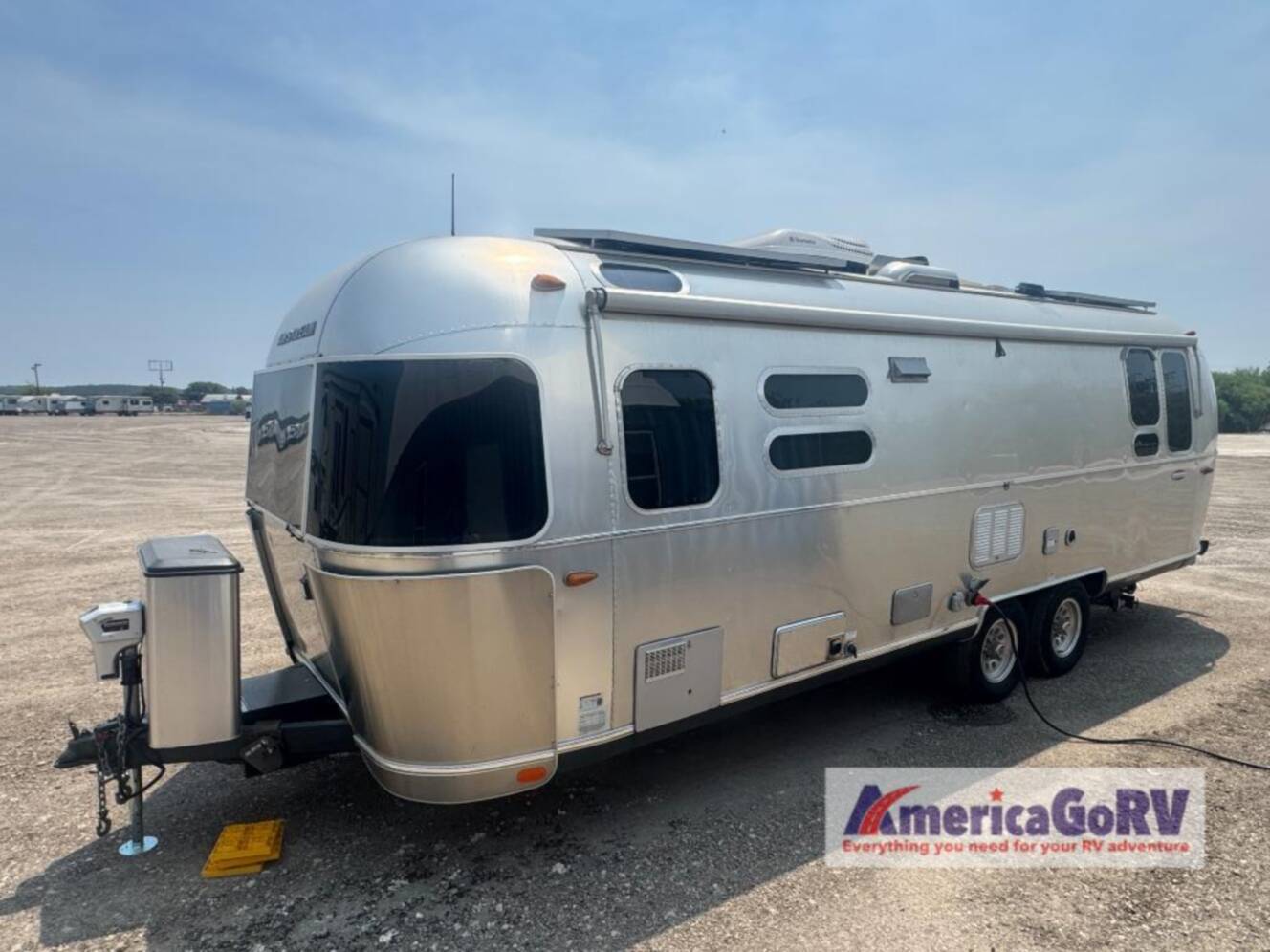 A photo of this 2016 Airstream International Signature 28