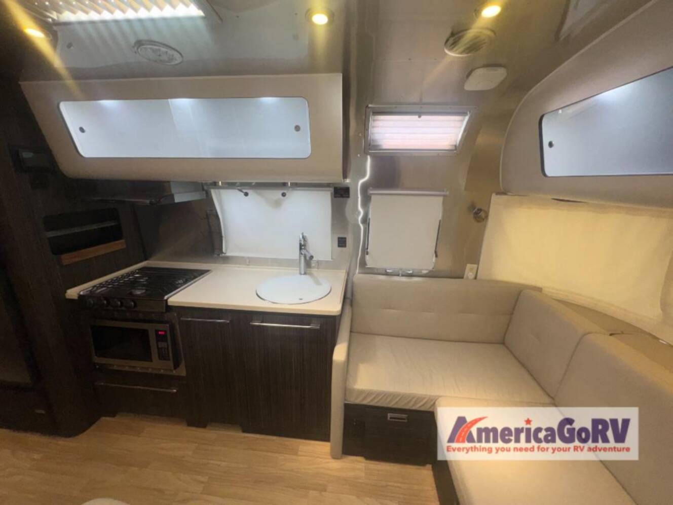 A photo of this 2016 Airstream International Signature 28
