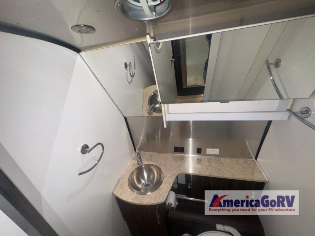 A photo of this 2016 Airstream International Signature 28