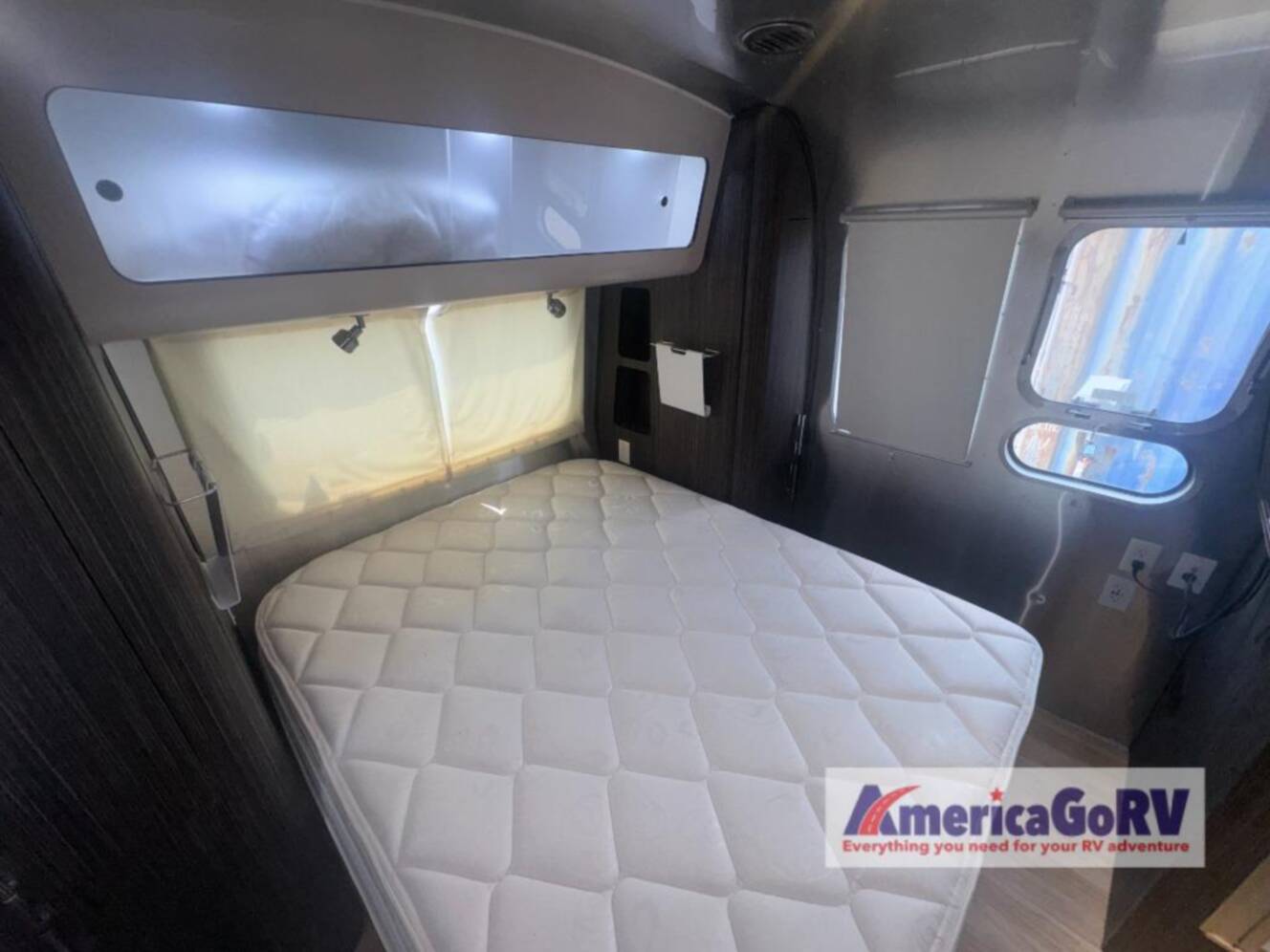 A photo of this 2016 Airstream International Signature 28