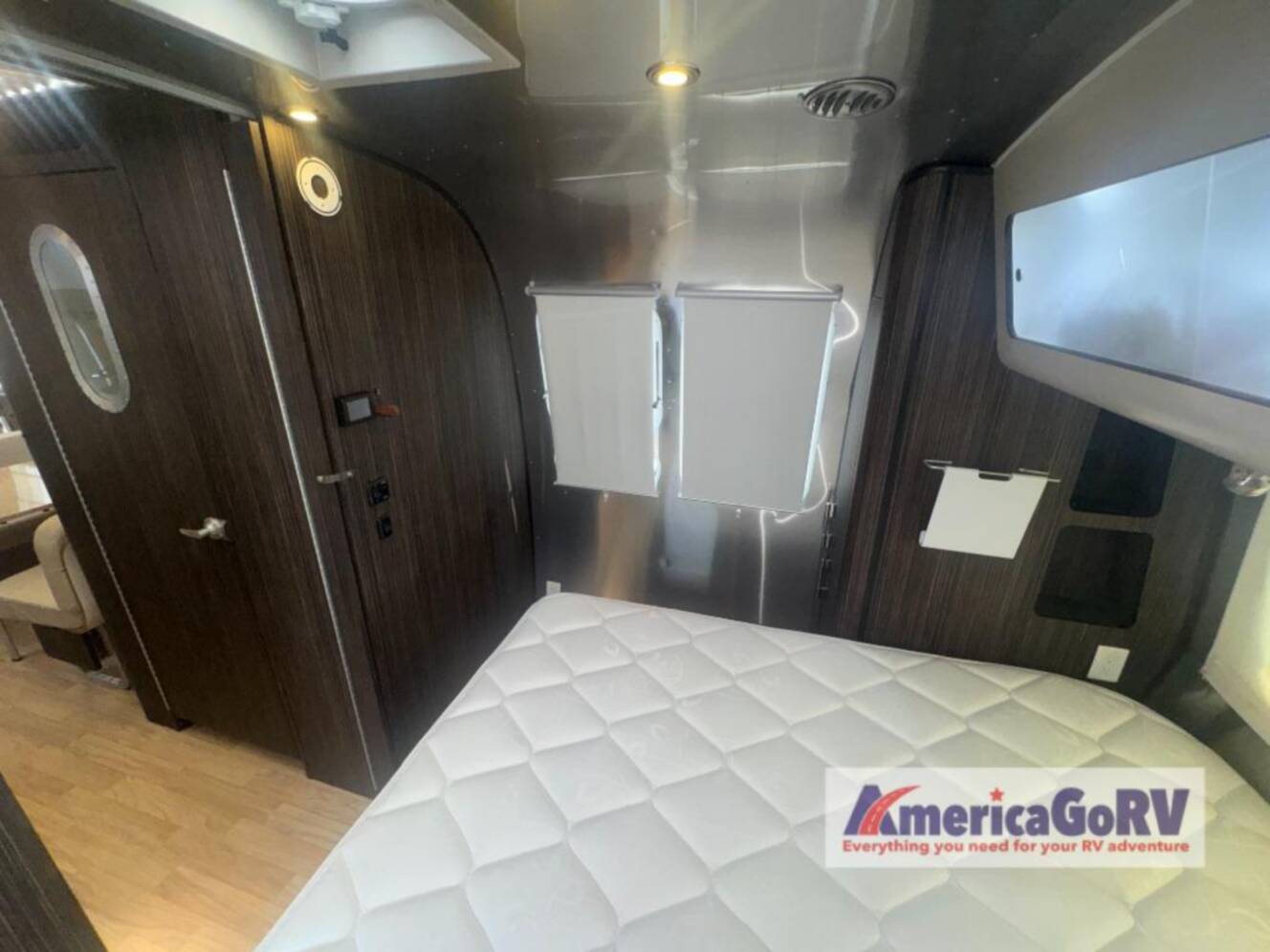 A photo of this 2016 Airstream International Signature 28