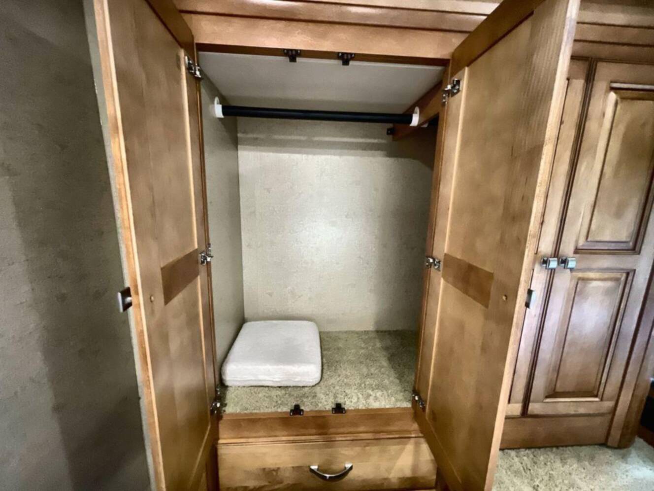 A photo of this 2013 Itasca Cambria 27K