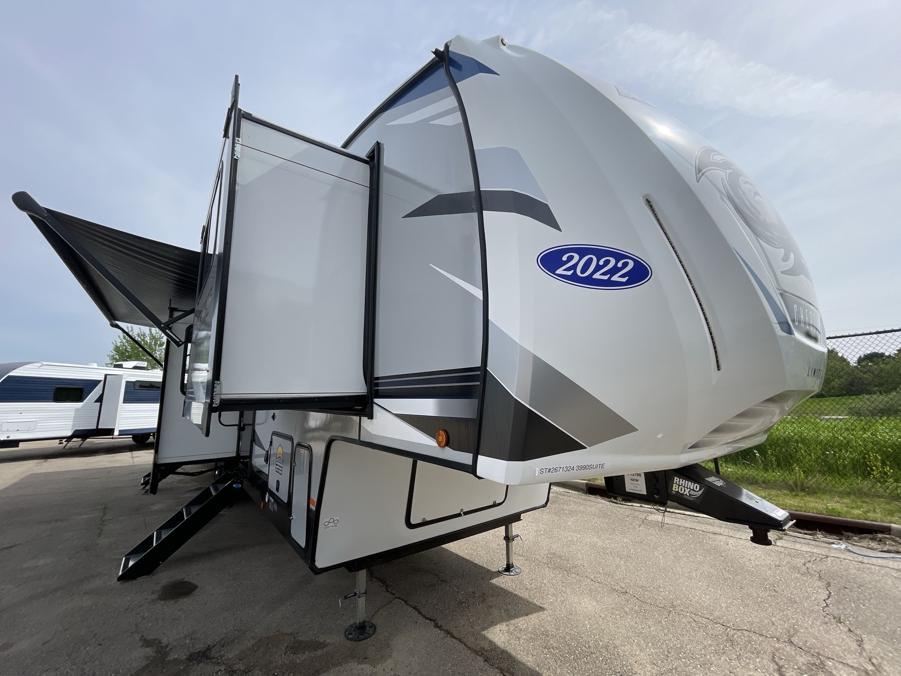 2022 Forest River ARCTIC WOLF 3990 SUITE in clermont FL