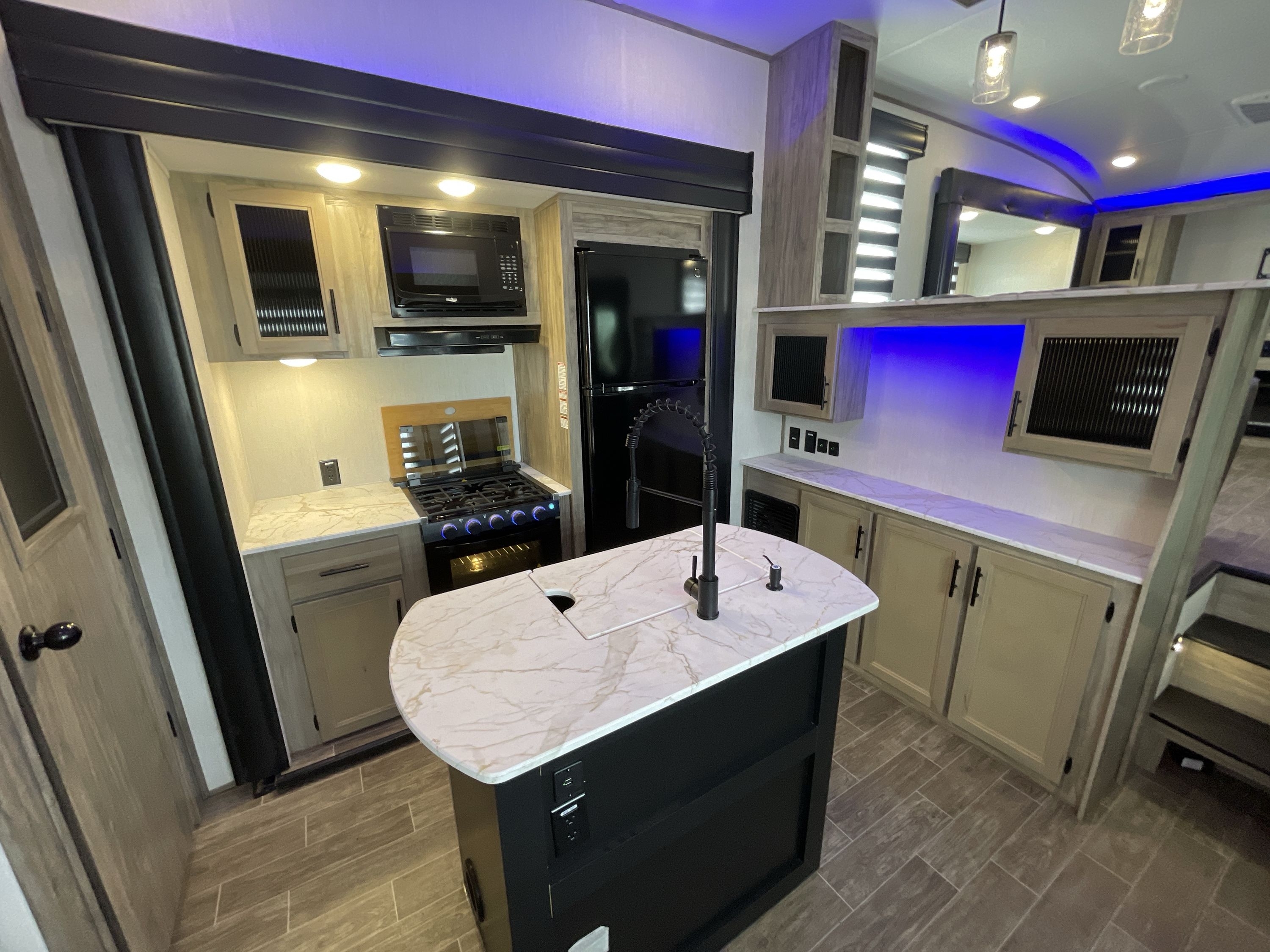 2022 Forest River ARCTIC WOLF 3990 SUITE in clermont FL