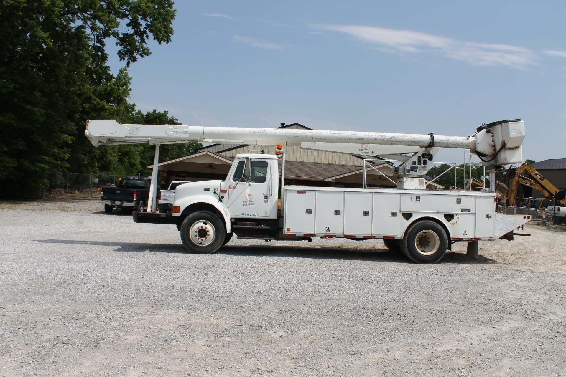 2001 INTERNATIONAL 4700 in Pleasureville, KY