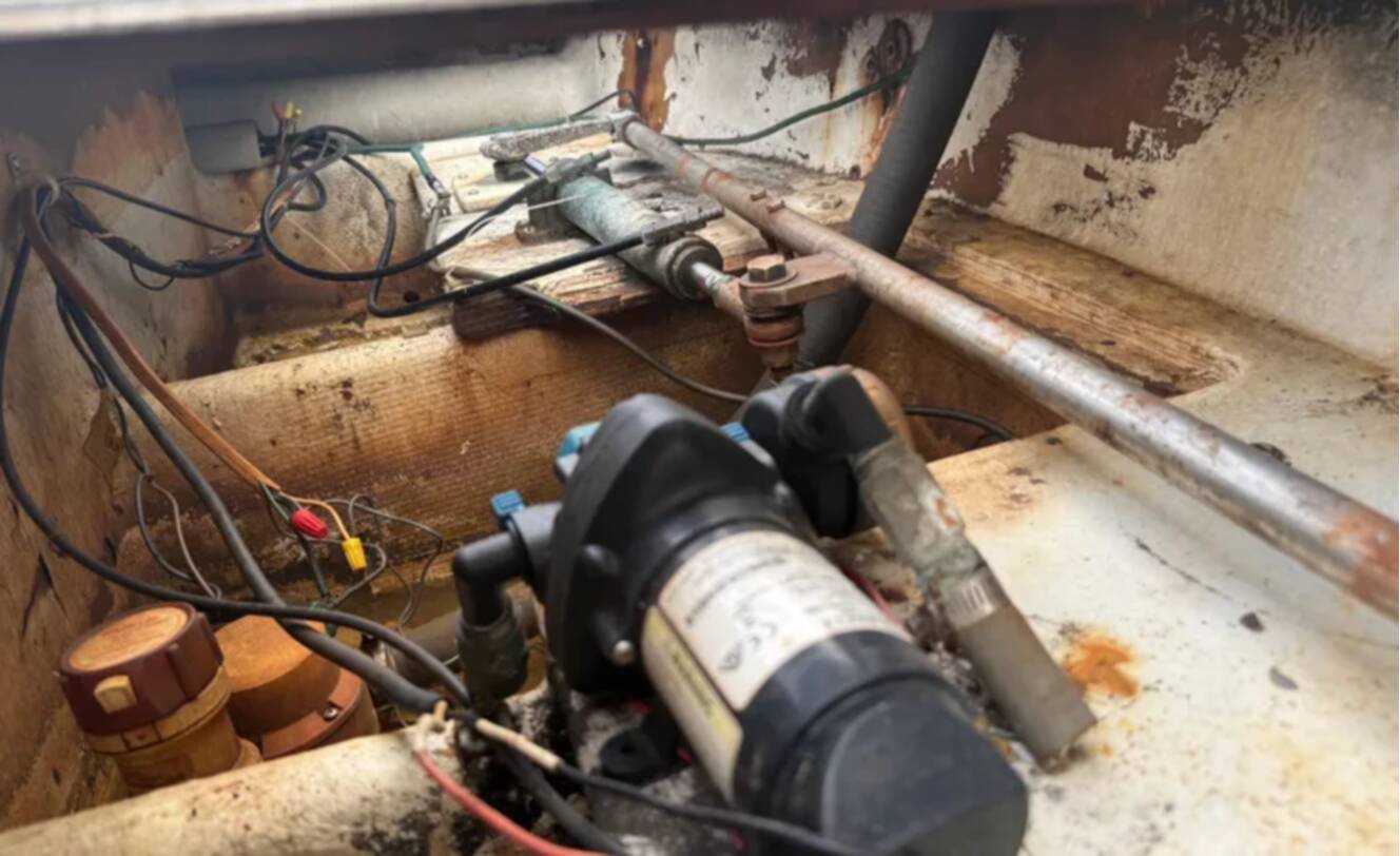 A photo of this 2005 Crusader Boats 34 SF