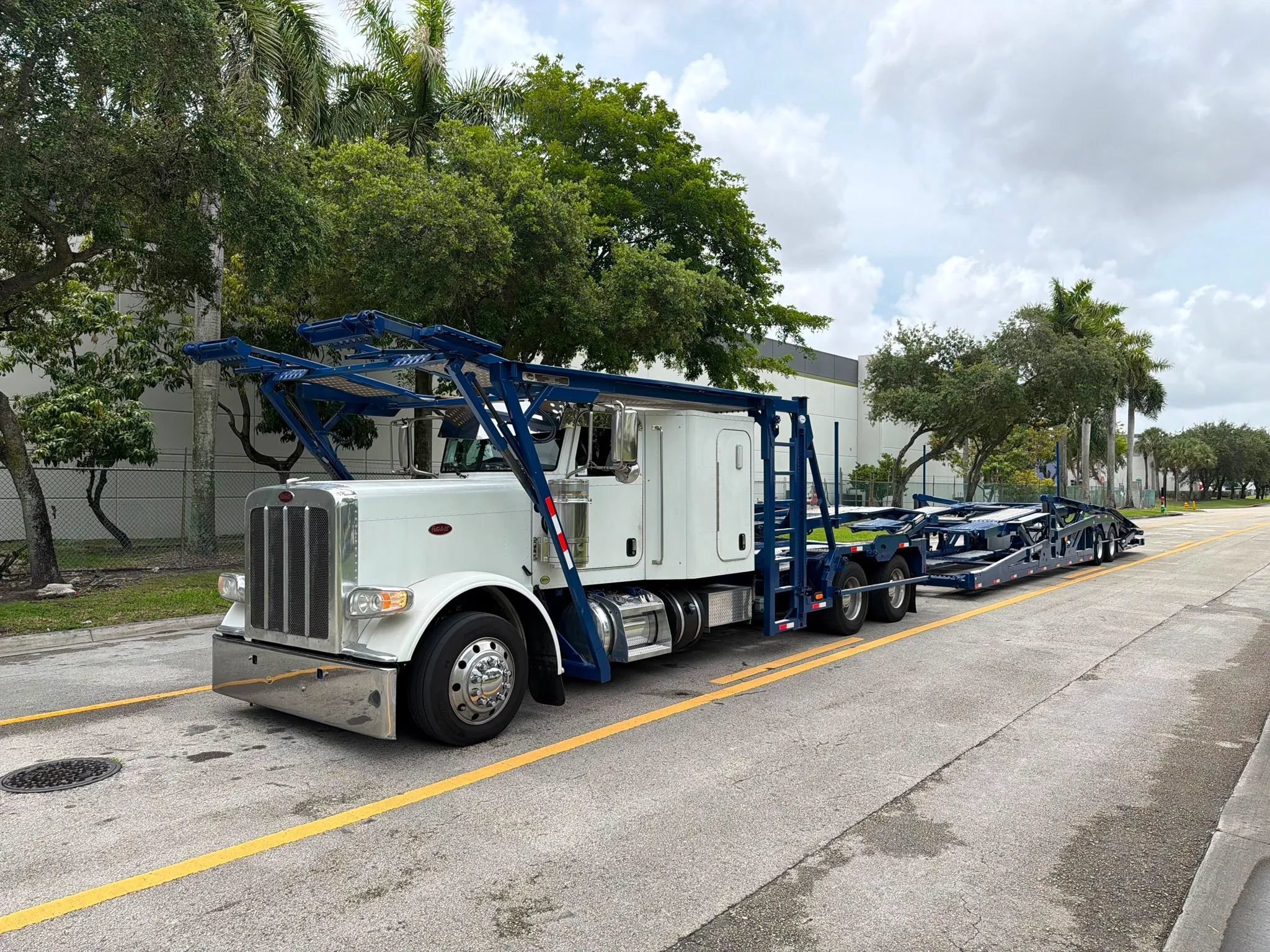 2017 PETERBILT 389 in Miami, FL