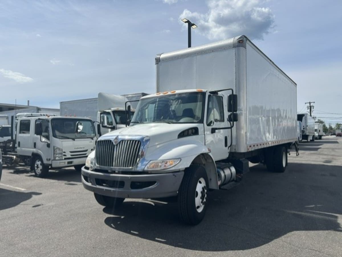 2019 INTERNATIONAL 4300 in Farmingdale, NY