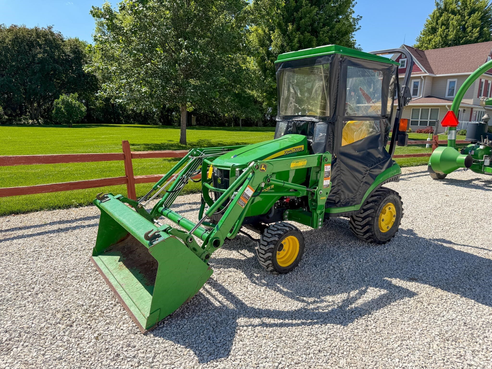 2016 JOHN DEERE 1025R in Henderson, IA