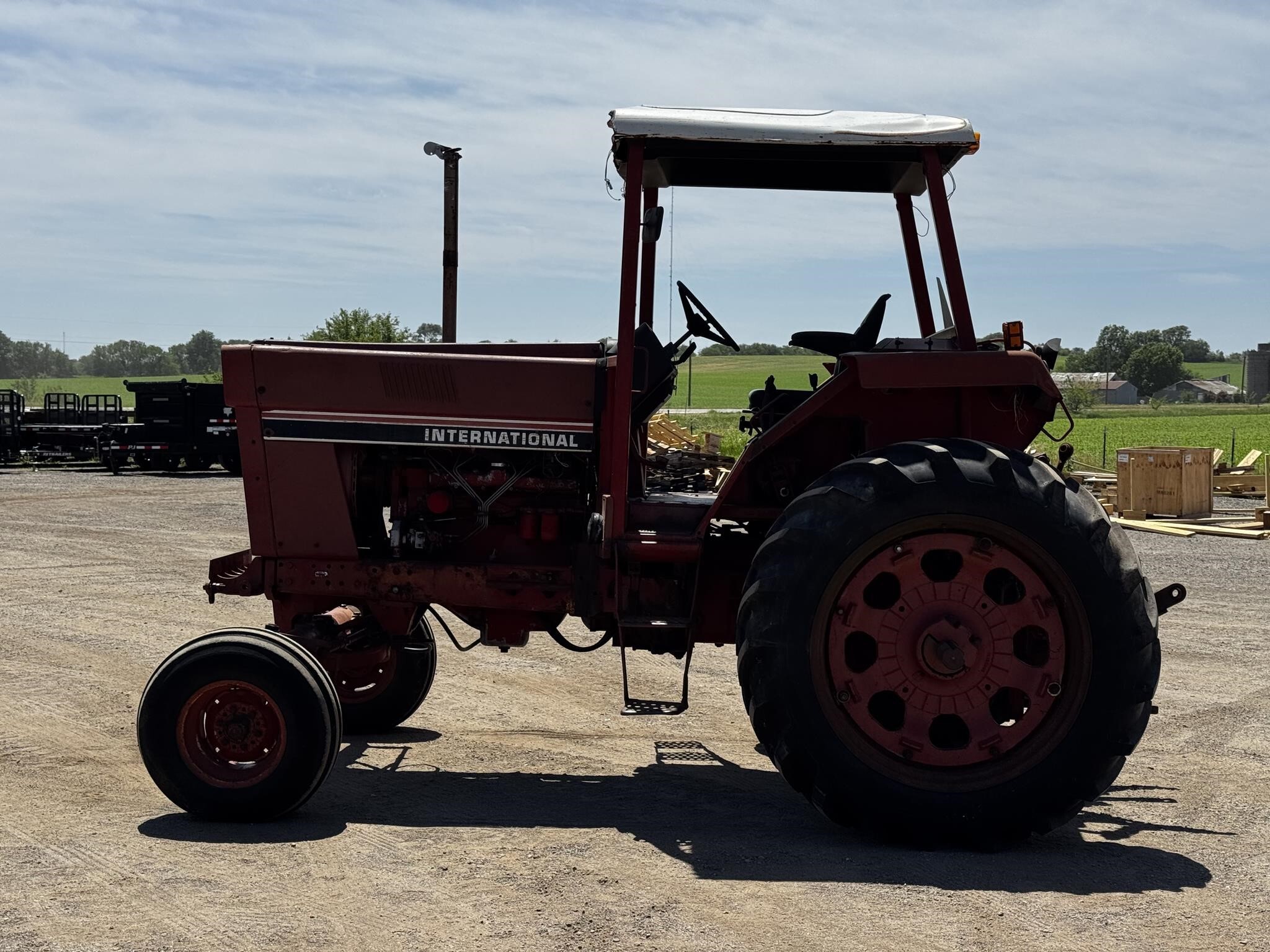 1981 INTERNATIONAL 786 in Pecatonica, IL