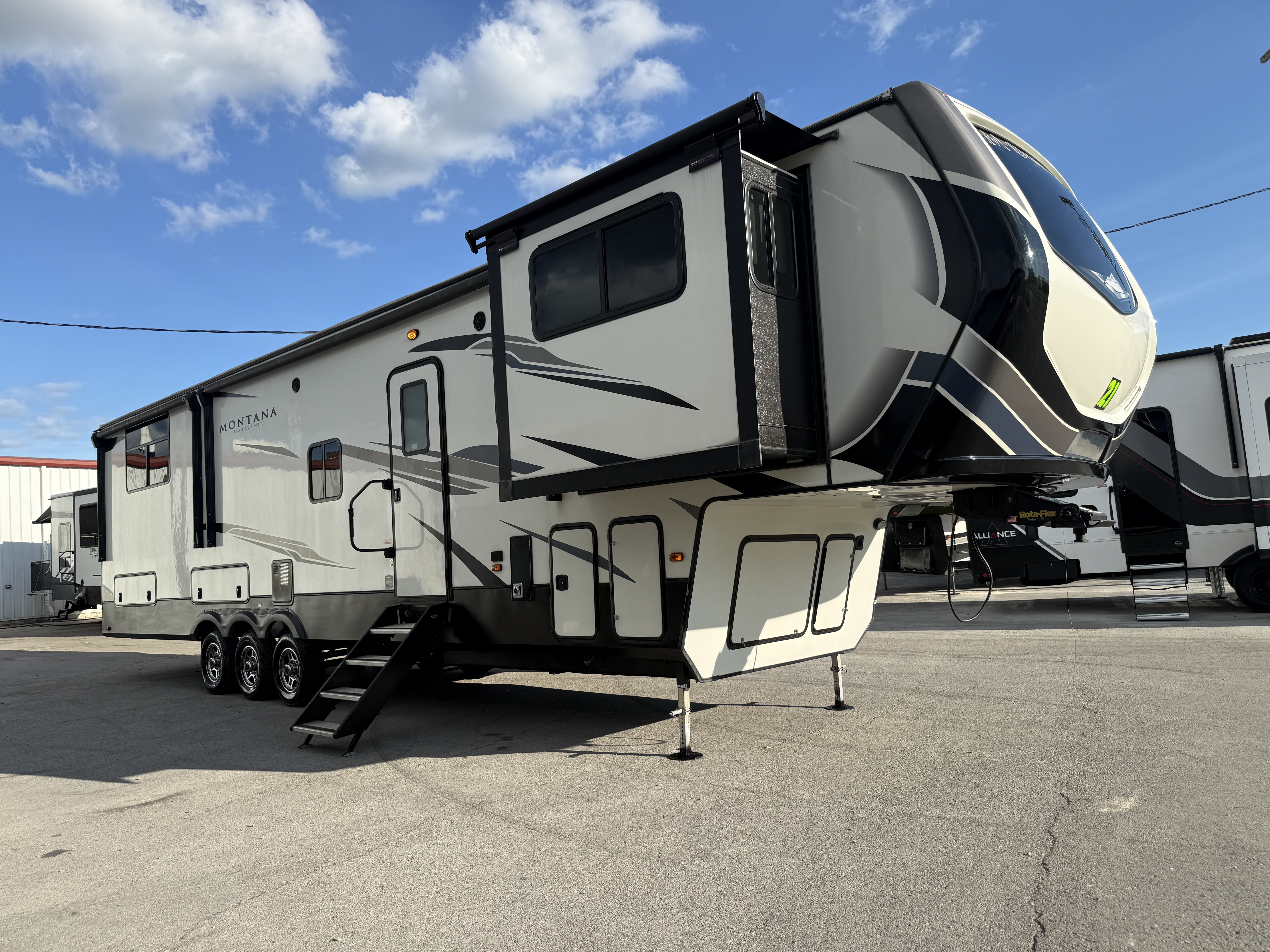 2021 Keystone MONTANA 383TH Fifth Wheel Toy Hauler RV