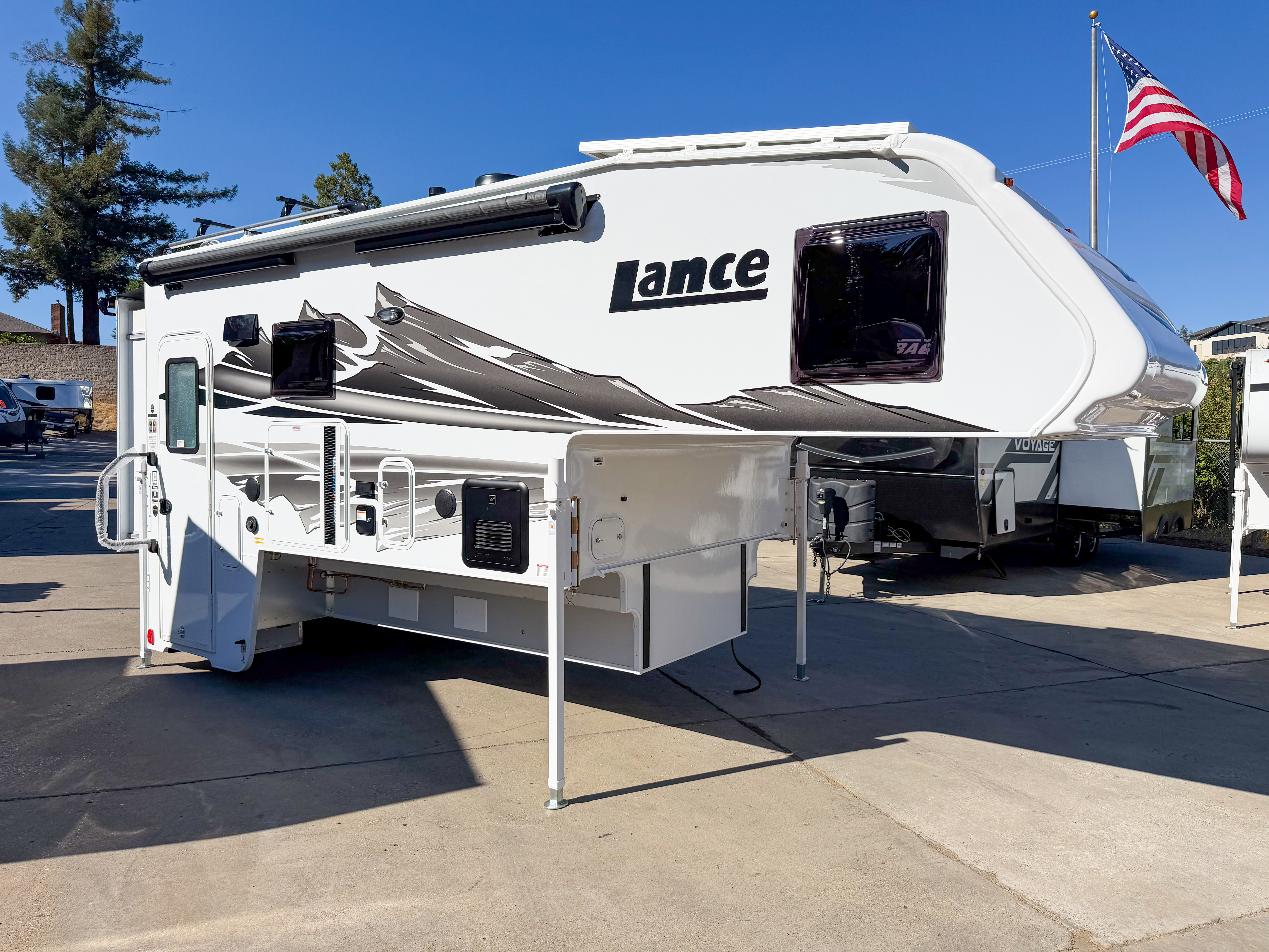 2027 Lance 1172 TRUCK CAMPER RV