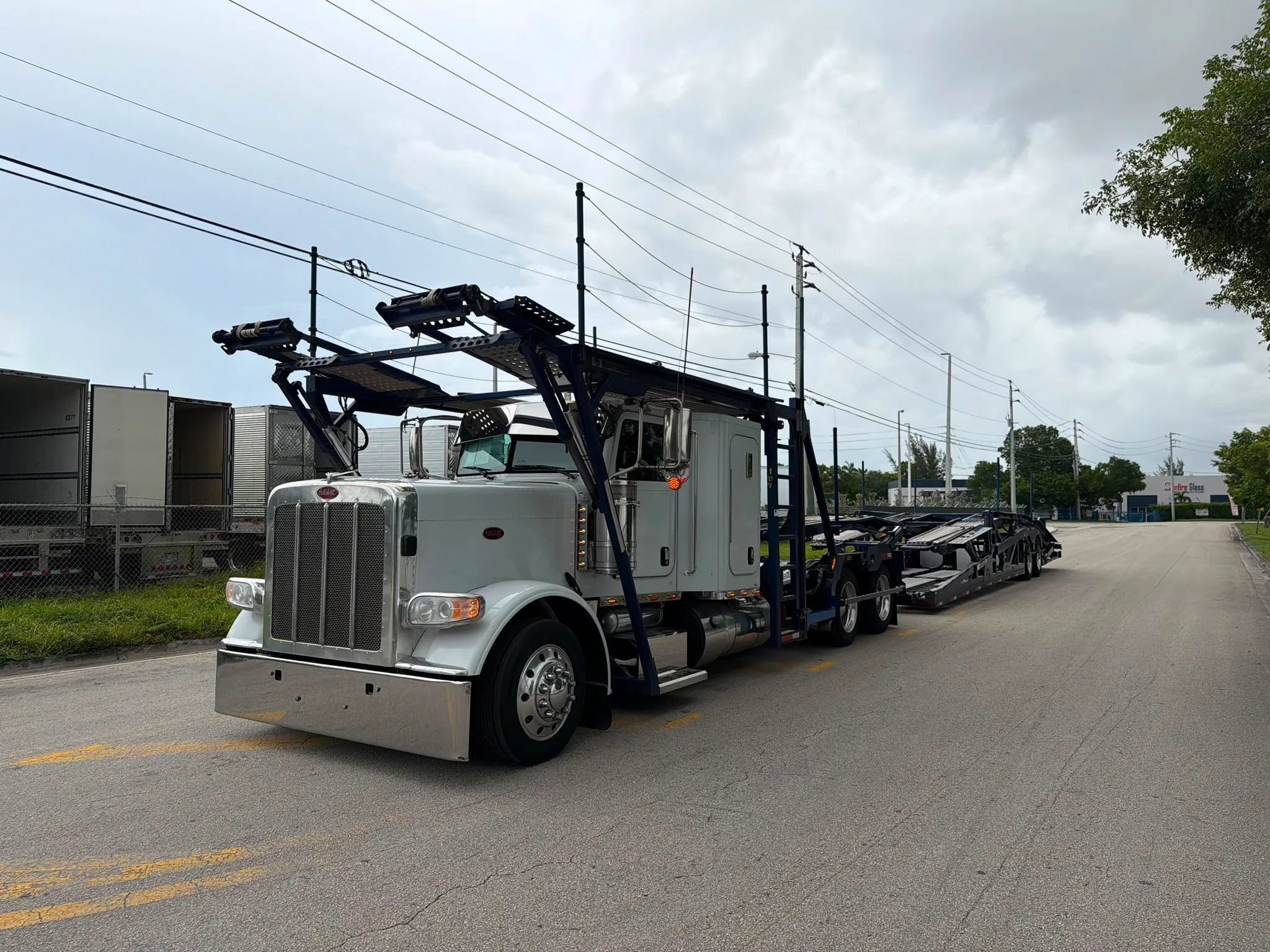 2019 PETERBILT 389 in Miami, FL