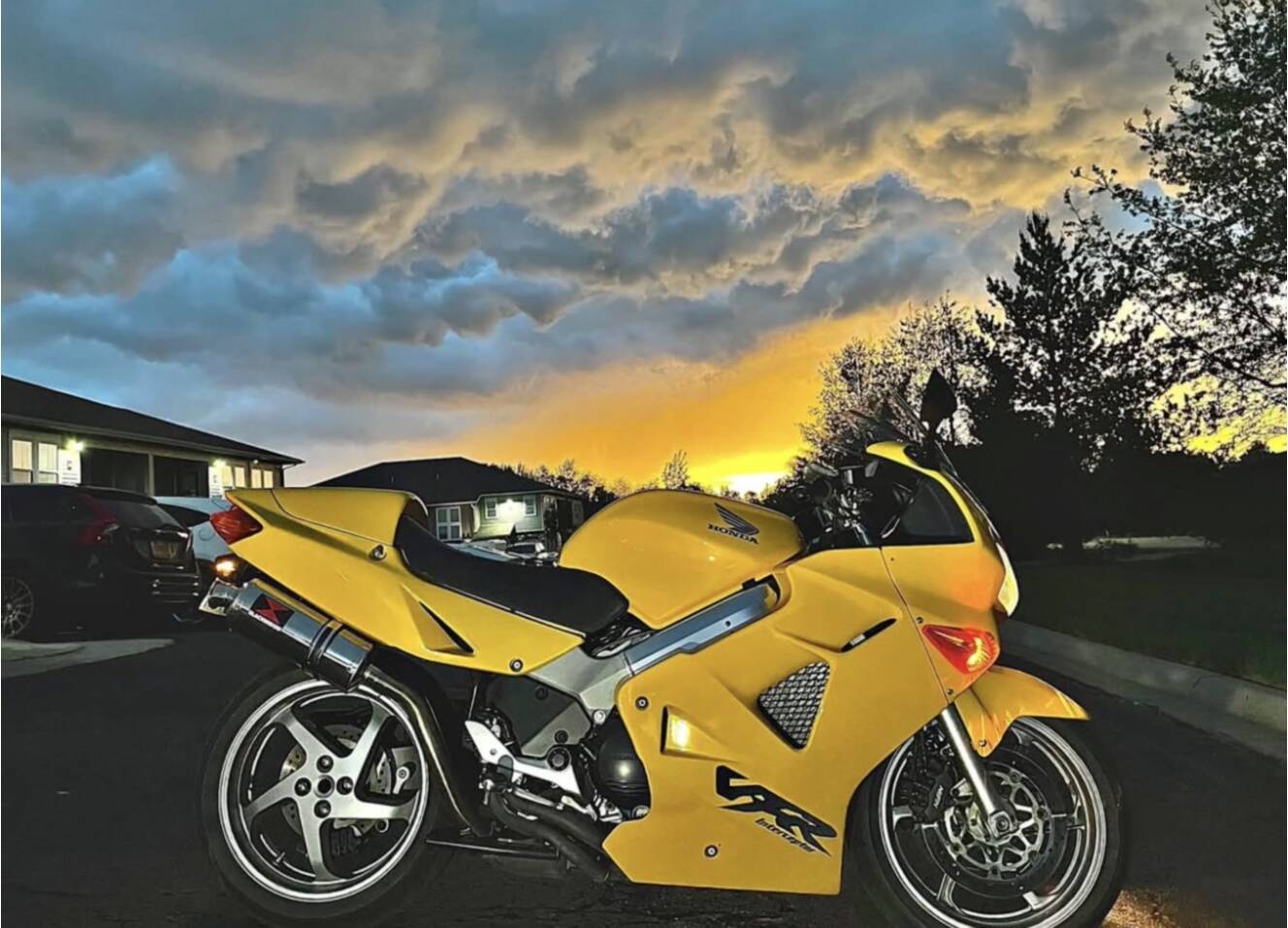 A photo of this 2000 Honda VFR 800