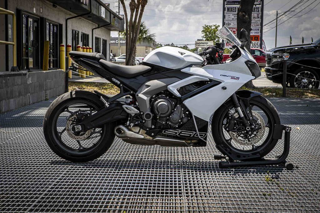 2025 Triumph Daytona 660 Snowdonia WhiteSapphire Black 660 in Union Park, FL