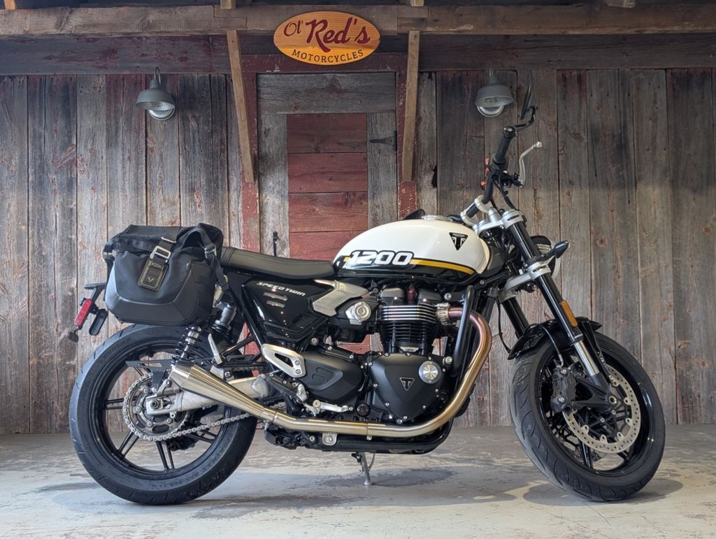 2025 Triumph Speed Twin 1200 Crystal White/Sapphire Black in Simpsonville, SC