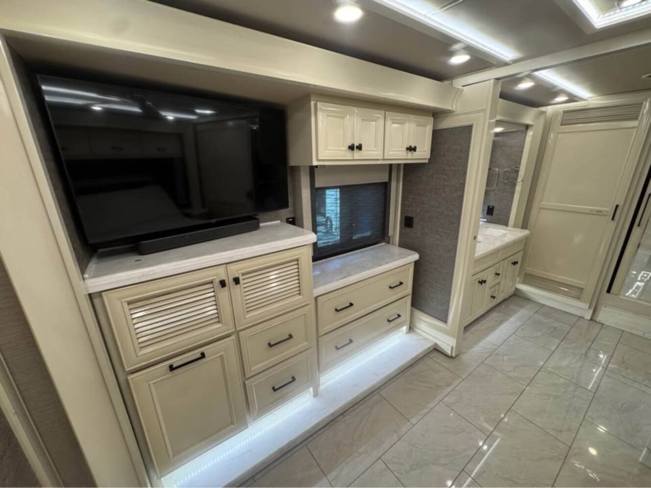 A photo of this 2022 Tiffin Motorhomes Allegro Bus 40 IP